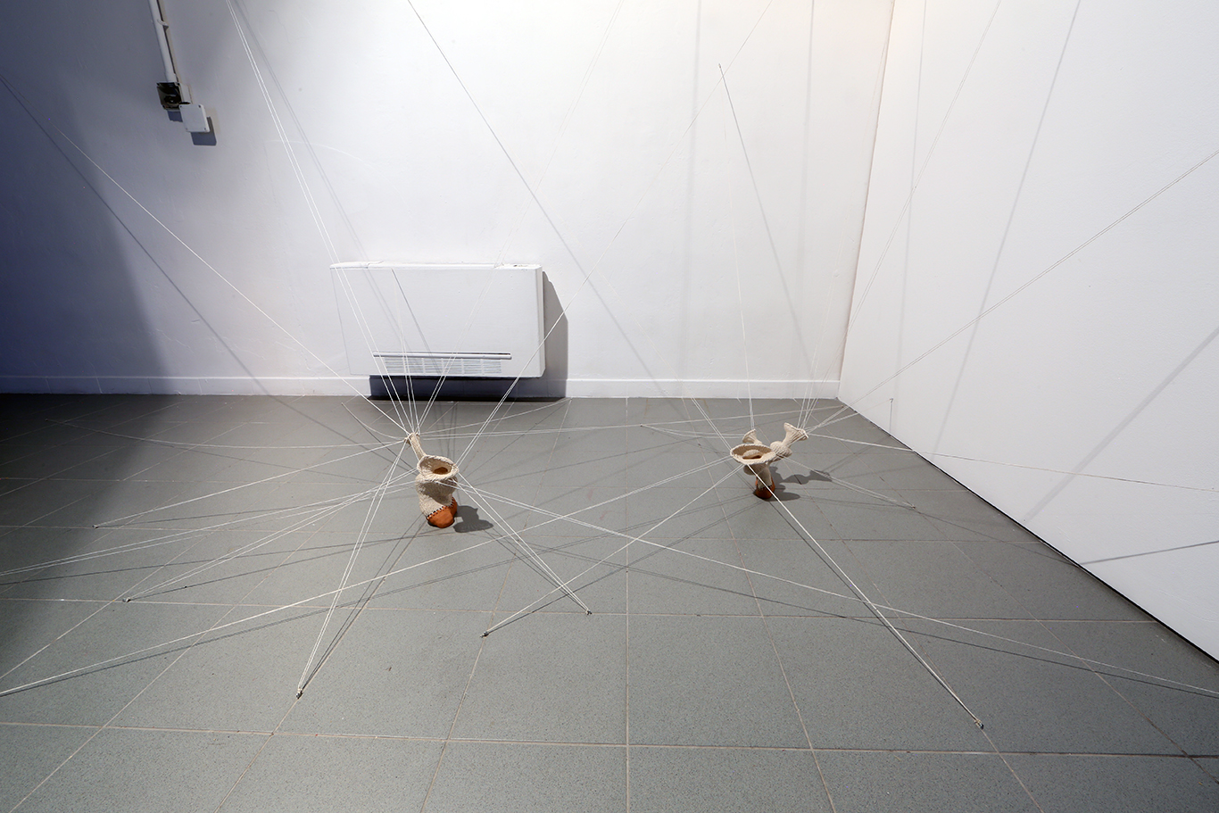 La piccola danza, 2023\2024, dimensione ambiente intreccio, terracotta e spago