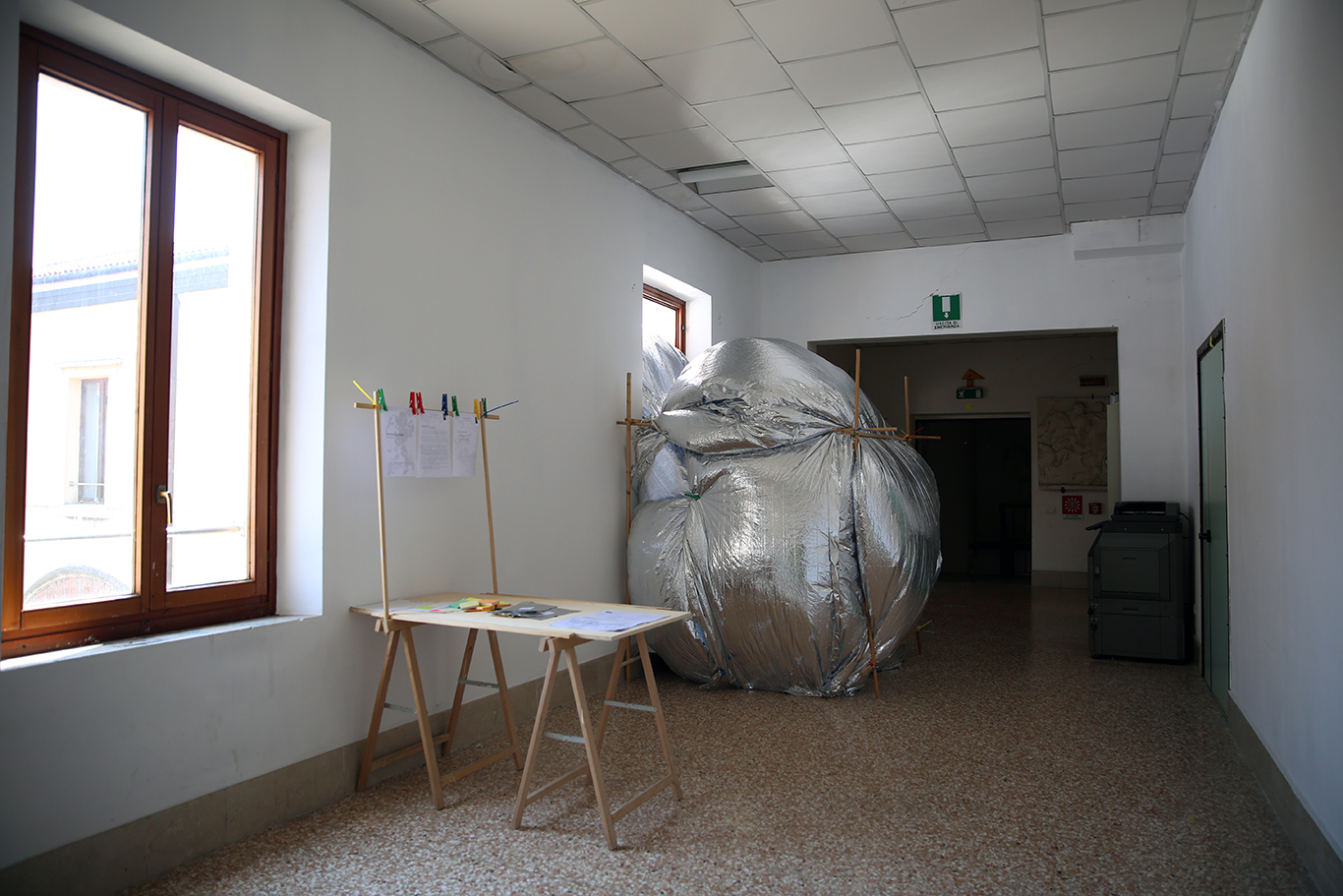 Schermando nuvole/Shielding clouds, 2024, 250x250x250 cm., architettura gonfiabile, laboratorio e programma pubblico, ventola, struttura gonfabile, struttura in legno, batteria, aria, mylar, legno, aria, pubblico